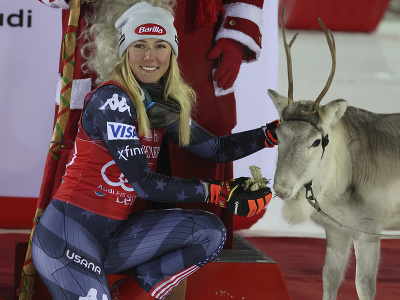 Na snímke americká lyžiarka Mikaela Shiffrinová pózuje so sobom a Santa Clausom po slalome žien Svetového pohára v alpskom lyžovaní vo fínskom Levi