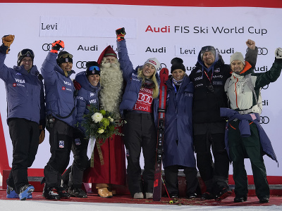  Na snímke americká lyžiarka Mikaela Shiffrinová spolu s realizačným tímom oslavuje na pódiu po víťazstve v druhom slalome žien Svetového pohára v alpskom lyžovaní vo fínskom Levi