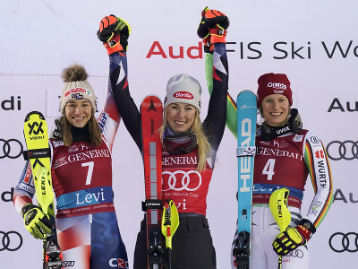 Na snímke uprostred  americká lyžiarka Mikaela Shiffrinová oslavuje víťazstvo v druhom slalome žien Svetového pohára v alpskom lyžovaní vo fínskom Levi v nedeľu 12. novembra 2023. Vľavo druhá Chorvátka Leona Popovičová, vpravo tretia Nemka Lena Dürrová