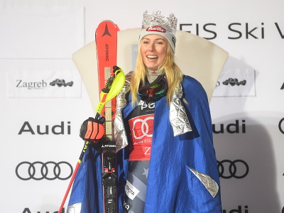 Americká lyžiarka Mikaela Shiffrinová sedí na tróne s korunou na hlave pre Snehovú kráľovnú po víťazstve v slalome žien Svetového pohára v alpskom lyžovaní v Záhrebe