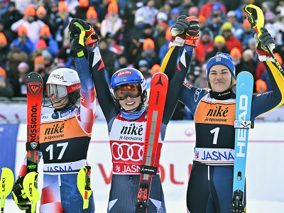 Americká lyžiarka Mikaela Shiffrinová (uprostred) sa raduje z víťazstva v slalome v rámci Svetového pohára v alpskom lyžovaní v Jasnej. Druhá skončila Chorvátka Zrinka Ljutičová (vľavo) a tretia Anna Swenová Larssonová (vpravo) zo Švédska.