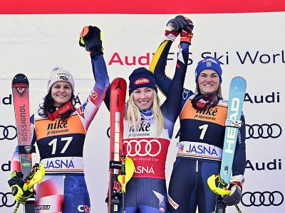 Americká lyžiarka Mikaela Shiffrinová (uprostred) sa raduje na pódiu z víťazstva v slalome v rámci Svetového pohára v alpskom lyžovaní v Jasnej. Druhá skončila Chorvátka Zrinka Ljutičová (vľavo) a tretia Anna Swenová Larssonová (vpravo) zo Švédska.