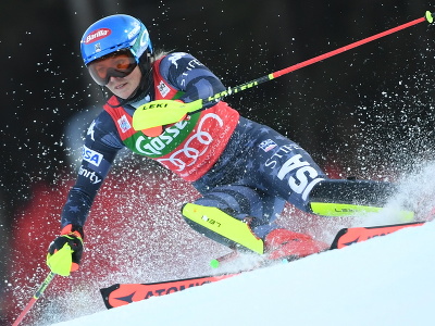 Na snímke americká lyžiarka Mikaela Shiffrinová v 1. kole nočného slalomu žien Svetového pohára v alpskom lyžovaní v rakúskom Semmeringu