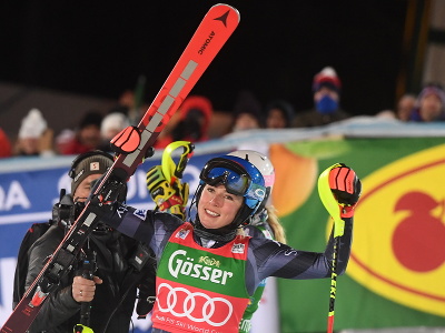 Na snímke americká lyžiarka Mikaela Shiffrinová oslavuje víťazstvo v nočnom slalome žien Svetového pohára v alpskom lyžovaní v rakúskom Semmeringu