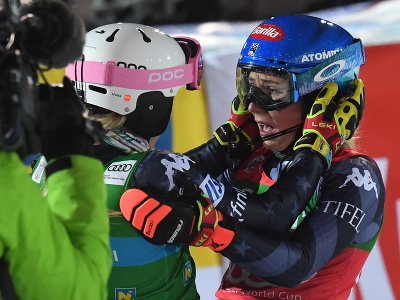 Na snímke vpravo americká lyžiarka Mikaela Shiffrinová oslavuje víťazstvo v nočnom slalome žien Svetového pohára v alpskom lyžovaní v rakúskom Semmeringu vo štvrtok 29. decembra 2022. Vľavo druhá jej krajanka Paula Moltzanová