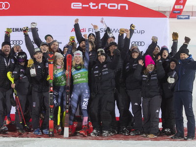 Na snímke americké lyžiarky uprostred napravo Mikaela Shiffrinová a uprostred naľavo druhá jej krajanka Paula Moltzanová oslavujú prvé a druhé miesto v nočnom slalome žien Svetového pohára v rakúskom Semmeringu
