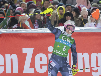 Na snímke americká lyžiarka Mikaela Shiffrinová v cieli 2. kola nočného slalomu žien Svetového pohára v alpskom lyžovaní v rakúskom Semmeringu 