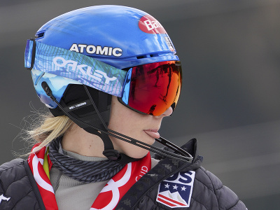 Na snímke americká lyžiarka Mikaela Shiffrinová sa pozerá pred štartom 2. kola slalomu