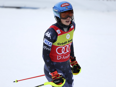 Na snímke americká lyžiarka Mikaela Shiffrinová kontroluje čas v cieli 2. kola slalomu