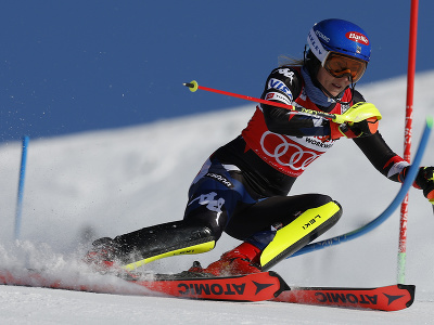 Mikaela Shiffrinová na trati 1. kola slalomu v Are