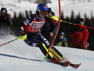 Mikaela Shiffrinová na trati 1. kola slalomu v Are