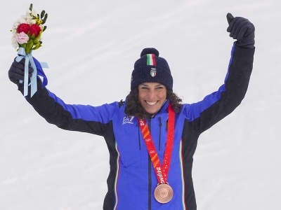 Talianska lyžiarka Federica Brignoneová sa teší z bronzovej medaily v alpskej kombinácii