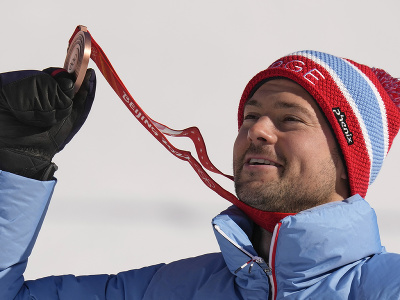 Nórsky lyžiar Sebastian Foss-Solevaag s bronzovou medailou za slalom