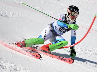 Na snímke slovenská lyžiarka Petra Hromcová na trati počas 1. kola slalomu na MS v alpskom lyžovaní vo francúzskom stredisku Courchevel-Méribel 