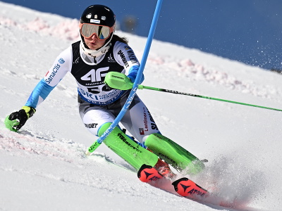 Na snímke slovenská lyžiarka Petra Hromcová na trati počas 1. kola slalomu na MS v alpskom lyžovaní vo francúzskom stredisku Courchevel-Méribel 