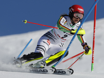 Lena Dürrová na trati 1. kola slalomu v Are