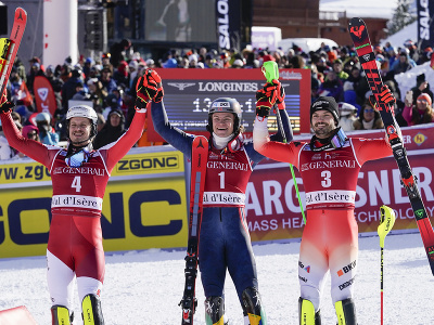 Nórsky lyžiar Lucas Braathen (uprostred) oslavuje v cieli s druhým Rakúšanom Manuelom Fellerom (vľavo) a tretím Švajčiarom Loicom Meillardom (vpravo) po 2. kole slalomu mužov Svetového pohára v alpskom lyžovaní vo francúzskom Val D'Isere