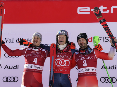 Nórsky lyžiar Lucas Braathen (uprostred) oslavuje na pódiu s druhým Rakúšanom Manuelom Fellerom (vľavo) a tretím Švajčiarom Loicom Meillardom (vpravo) po 2. kole slalomu mužov Svetového pohára v alpskom lyžovaní vo francúzskom Val D'Isere