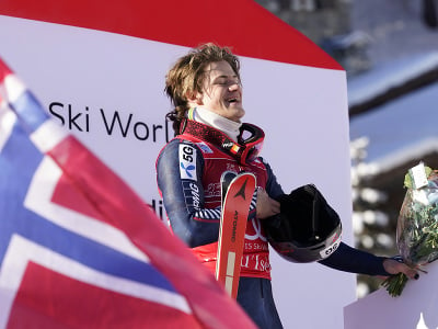 Nórsky lyžiar Lucas Braathen oslavuje na pódiu po jeho víťazstve 2. kola slalomu mužov Svetového pohára v alpskom lyžovaní vo francúzskom Val D'Isere