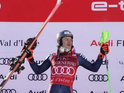Nórsky lyžiar Lucas Braathen oslavuje na pódiu po jeho víťazstve 2. kola slalomu mužov Svetového pohára v alpskom lyžovaní vo francúzskom Val D'Isere
