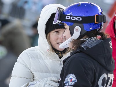 Na snímke vpravo slovenská lyžiarka Martina Dubovská, ktorá reprezentuje Česko a vľavo bývalá slovenská reprezentantka v alpskom lyžovaní Veronika Velez-Zuzulová