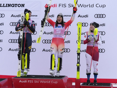 Švajčiarska lyžiarka Wendy Holdenerová (uprostred) oslavuje na pódiu s druhou Švédkou Annou Swennovou-Larssonovou (vľavo) a treťou Rakúšankou Katharinou Truppeovou (vpravo)