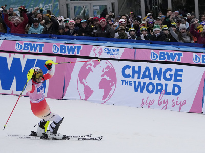 Švajčiarska lyžiarka Wendy Holdenerová a jej víťazné oslavy v cieli 