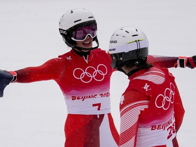 Švajčiarska lyžiarka Michelle Gisinová obhájila olympijské zlato v alpskej kombinácii. Na snímke s reprezentačnou kolegyňou Wendy Holdenerovou