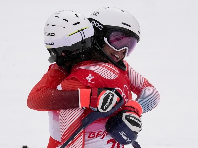 Švajčiarska lyžiarka Michelle Gisinová obhájila olympijské zlato v alpskej kombinácii. Na snímke s reprezentačnou kolegyňou Wendy Holdenerovou