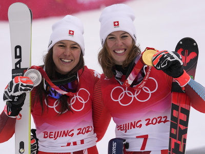 Švajčiarsky tím oslavuje zlato Michelle Gisinovej a striebro Wendy Holdenerovej v alpskej kombinácii