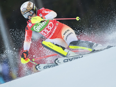 Na snímke švajčiarska lyžiarka Wendy Holdenerová v 1. kole nočného slalomu žien Svetového pohára v alpskom lyžovaní v rakúskom Semmeringu