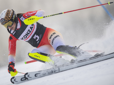 Na snímke švajčiarska lyžiarka Wendy Holdenerová  na trati v 1. kole slalomu Svetového pohára žien v alpskom lyžovaní v českom Špindlerovom Mlyne