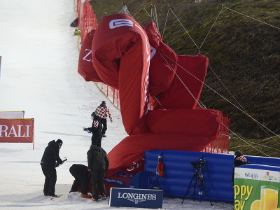 Organizátori upravujú kvôli vetru cieľ, kde by mohlo prísť k zrúteniu cieľovej konštrukcie počas prerušenia druhého kola slalomu Svetového pohára alpských lyžiarok v Záhrebe