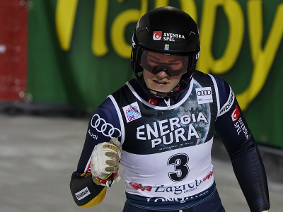 Švédska lyžiarka Anna Swennová Larssonová sa teší z tretieho miesta v slalome v Záhrebe