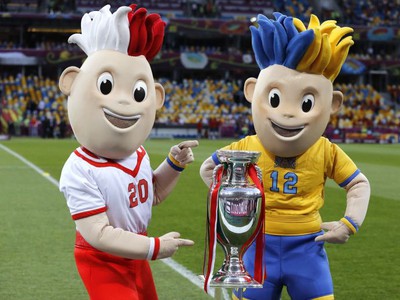 Maskoti Slavek a Slovko pózujú s trofejou pre víťaza ME 2012