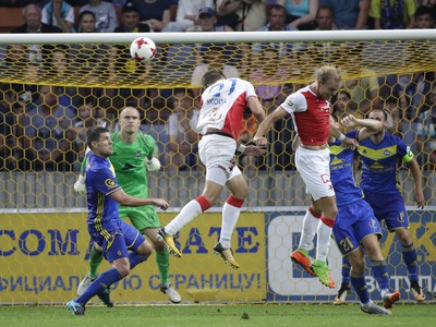Milan Škoda (v strede) strieľa gól Slavie
