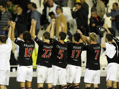 Futbalisti Slavie Praha ďakujú svojím priaznivcom
