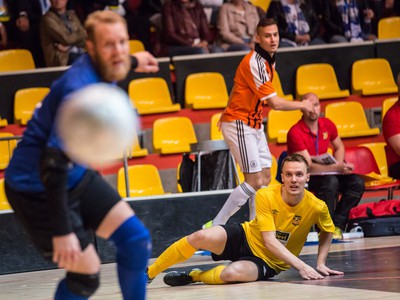 Jukka Kytölä z Futsalu (vpravo na zemi)