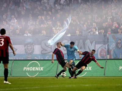 Samuel Slovák v obklúčení Trnavčanov