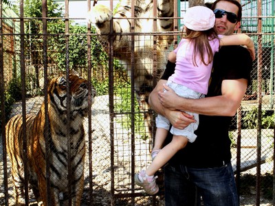 Ján Laco s dcérkou v oáze tigrov