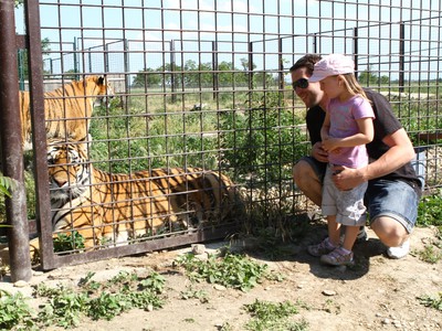 Ján Laco s dcérkou v oáze tigrov
