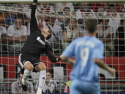 Brankár Ajaxu Steekelenburg likviduje strelu Braňa Obžeru, 20.8.2009