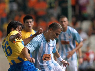 Erik Grendel a Nuno Morais v súboji
