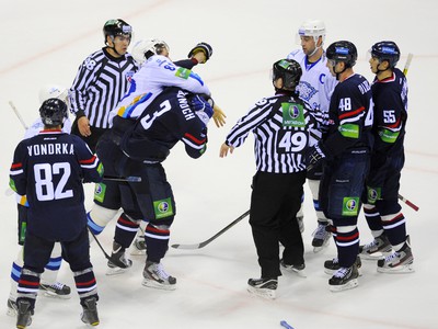 Bitka počas zápasu Slovana s Astanou