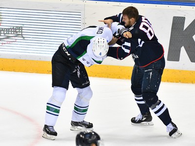 Tomáš Hrnka z HC Slovan Bratislava a Pavel Valentenko z Jugra Chanty-Mansijsk