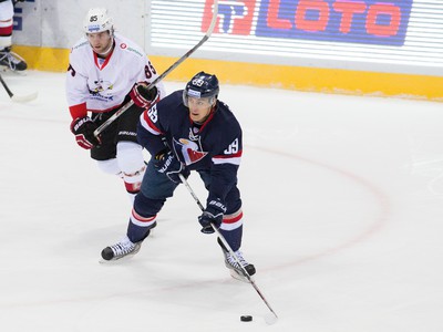 Semion Afonasevskij z Traktoru a Andrej Štastný zo Slovana počas zápasu Kontinentálnej hokejovej ligy (KHL)