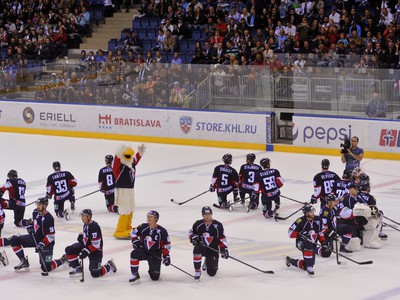 Hráči Slovana tradičným spôsobom oslavujú so svojimi fanúšikmi víťazstvo