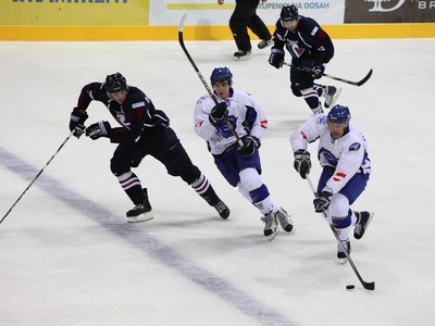  Ivan Ďatelinka a hráči HC Kometa Brno Radim Ostrčil a Hynek Zohorna