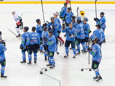 Hokejisti bratislavského Slovana po skončení duelu proti Medveščak Záhreb