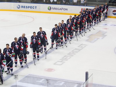 Hokejisti bratislavského Slovana tesne pred začiatkom duelu